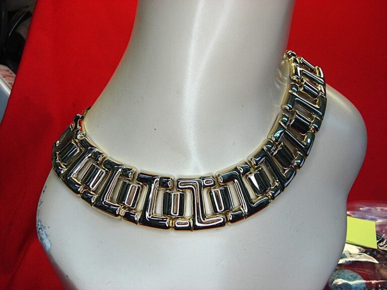 Vintage gold tone choker necklace, 18 inches