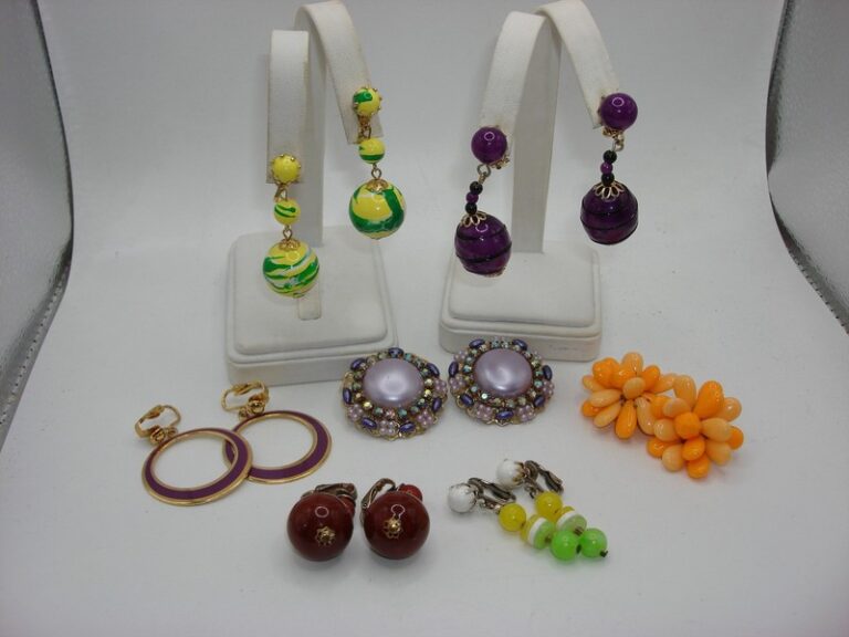 Set of 7 vintage clip-on earrings from the 1960s and 1970s