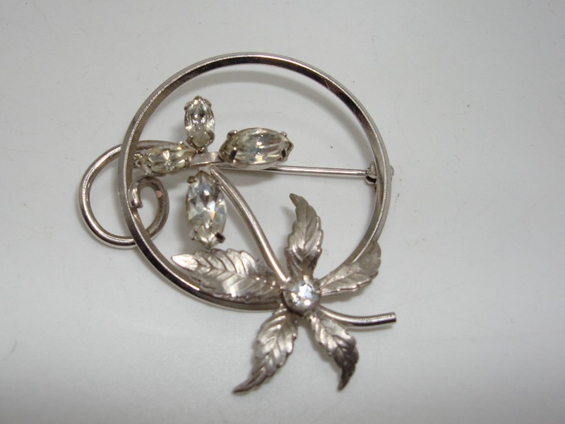 Vintage Krementz silver flower pin with foiled rhinestones