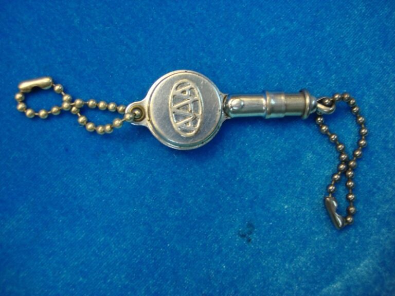 Vintage silver-tone keychain and coin holder