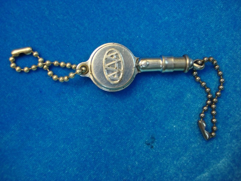 Vintage silver-tone keychain and coin holder