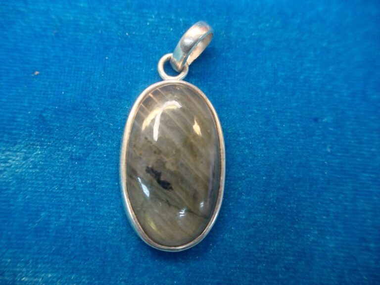 Handmade sterling silver pendant with carnelian gemstone
