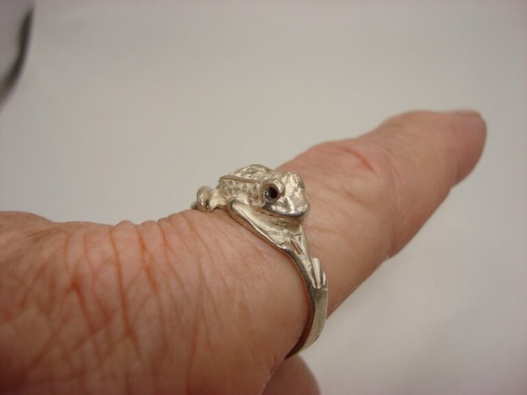 Vintage sterling silver frog ring, size 11, detailed bullfrog design