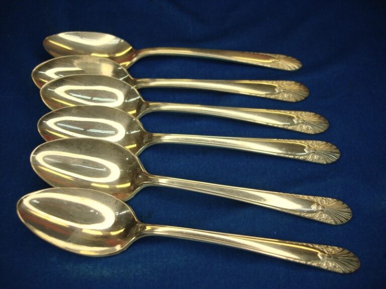 Set of six vintage Crown Silverplate Radiance pattern teaspoons in excellent condition