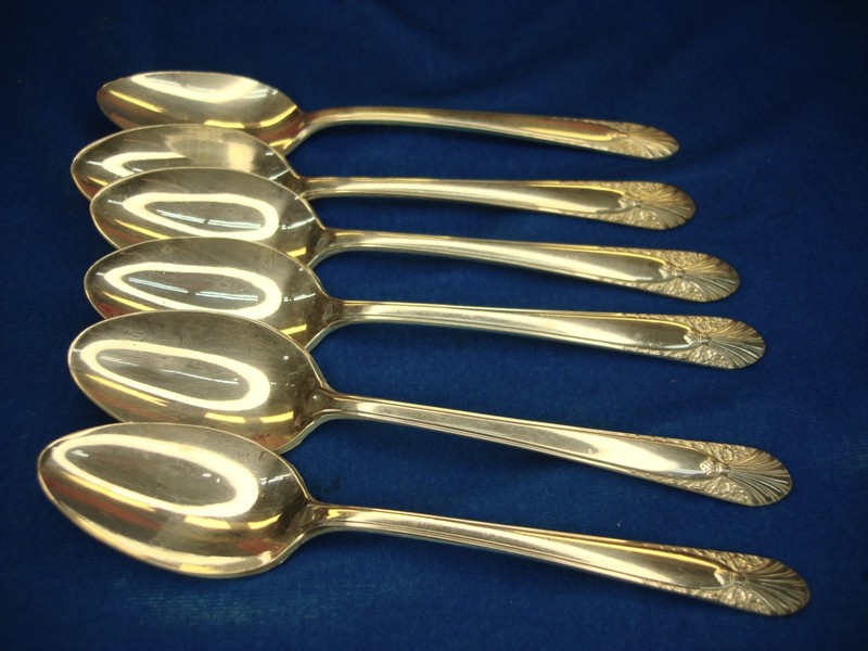 Set of six vintage Crown Silverplate Radiance pattern teaspoons in excellent condition