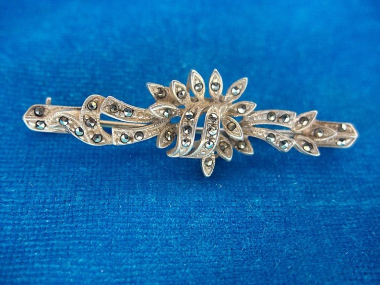 Vintage sterling silver bar pin with marcasites