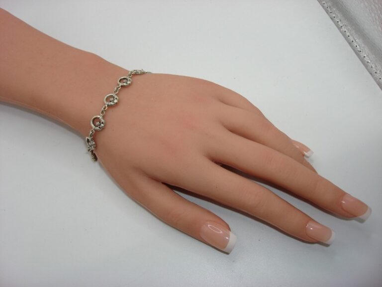 Vintage sterling silver Claddagh bracelet