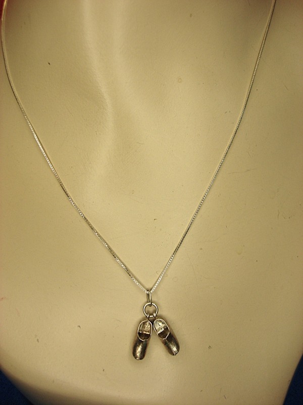 Sterling Silver Box Chain Necklace with .835 Silver Wooden Shoe Pendant (18″, Pre-owned)