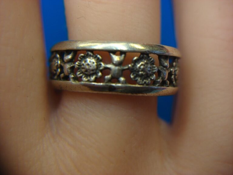 Vintage sterling silver filigree ring with cats and daisies, size 8.25