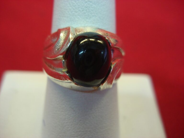 Sterling silver onyx ring with fancy setting, size 8 3/4