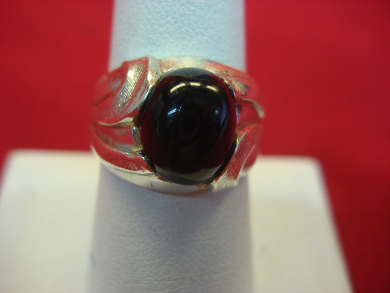 Sterling silver onyx ring with fancy setting, size 8 3/4