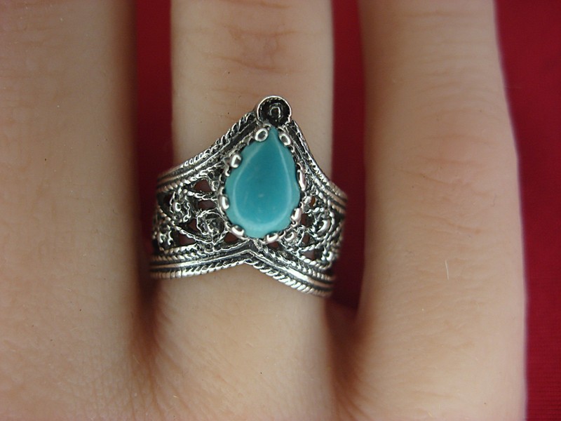 Sterling silver filigree ring with pear-shaped turquoise stone, size 6 1/4