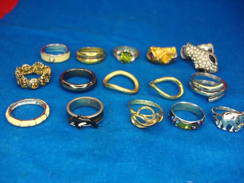 Lot of 15 vintage and modern fashion rings