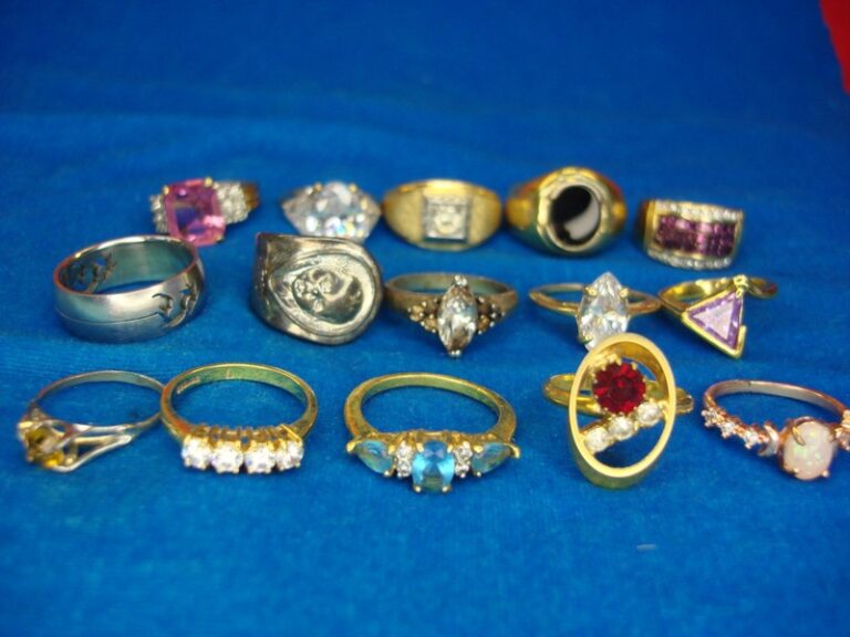 Lot of 15 vintage and modern fashion rings