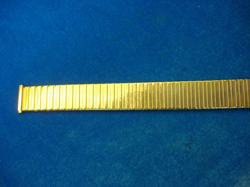 Pre-owned Speidel men's gold tone stretch watch band in excellent condition, 16.9mm wide
