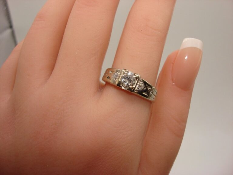 Antique Art Deco diamond ring in 14K white gold