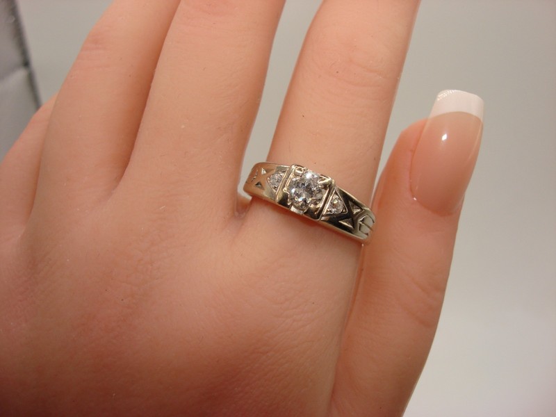 Antique Art Deco diamond ring in 14K white gold