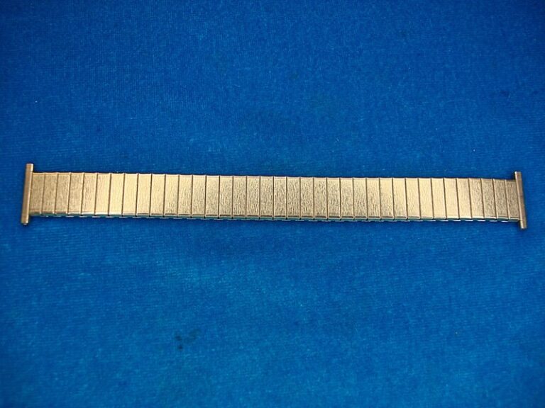 Vintage gold-tone Speidel ladies stretch watch band, unused