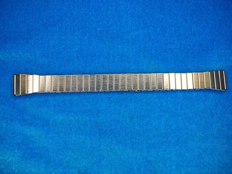 Vintage gold-tone stretch watch band, unused, wide design (12mm)