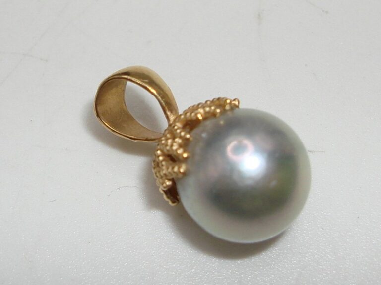 14K gold pendant with gray freshwater pearl, openwork design