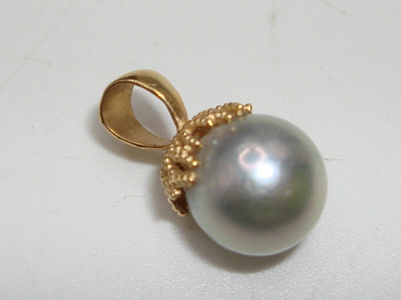 14K gold pendant with gray freshwater pearl, openwork design