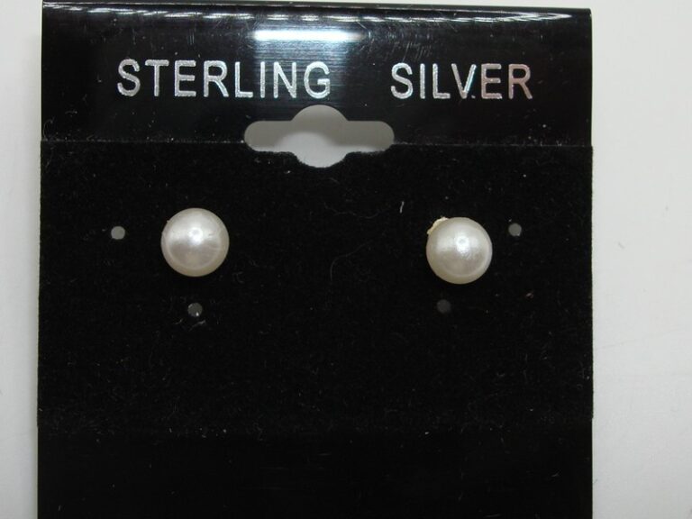 Sterling silver freshwater cultured pearl stud earrings (6mm)