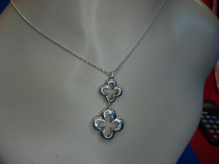 Heidi Klum Sterling Silver Quatrefoil Pendant Necklace (28″) – Preowned