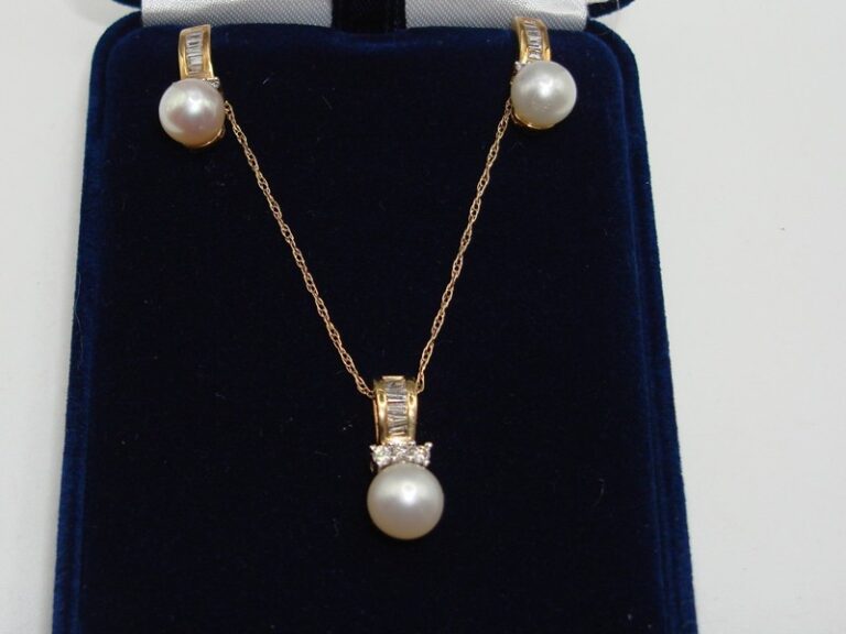 10K Gold Pearl & Diamond Pendant Necklace and Earrings Set