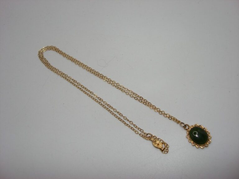 Vintage gold-filled nephrite jade pendant necklace