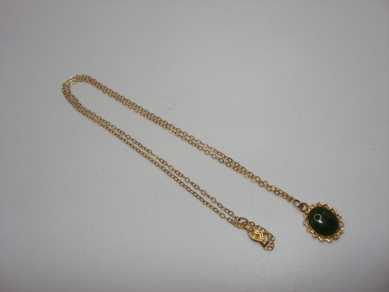 Vintage gold-filled nephrite jade pendant necklace