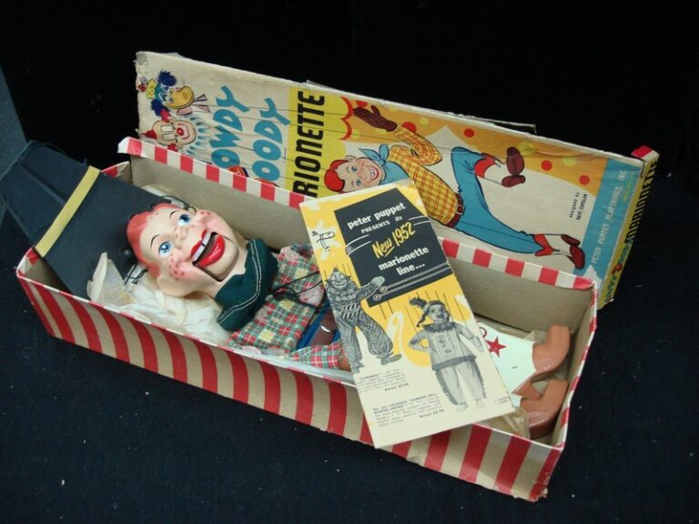 Vintage 1950s Howdy Doody marionette in original box with rare pamphlet
