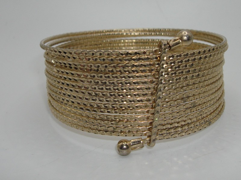 Vintage 1970s gold tone diamond cut bangle bracelet