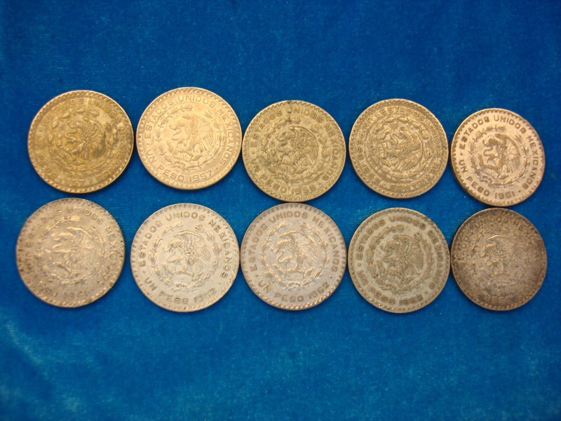 Collection of 10 circulated Mexican Un Peso silver coins from 1958-1963