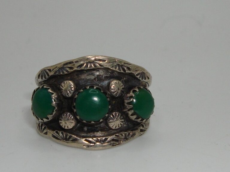 Vintage Southwestern sterling silver ring with green malachite, size 6.5