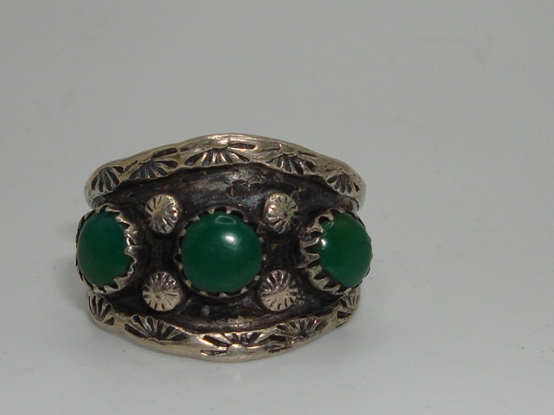 Vintage Southwestern sterling silver ring with green malachite, size 6.5