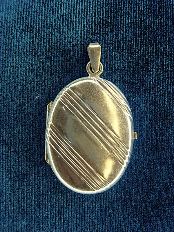 Vintage sterling silver hinged locket with intricate design