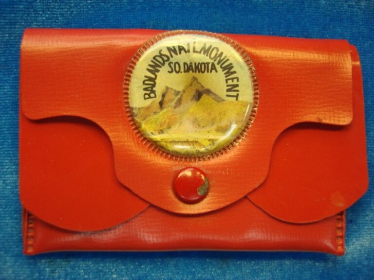 Vintage Badlands National Monument coin purse, red vinyl