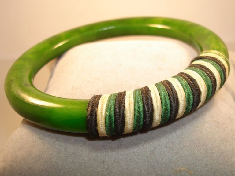 Vintage mottled green bakelite wrapped bangle bracelet with unique cord detail