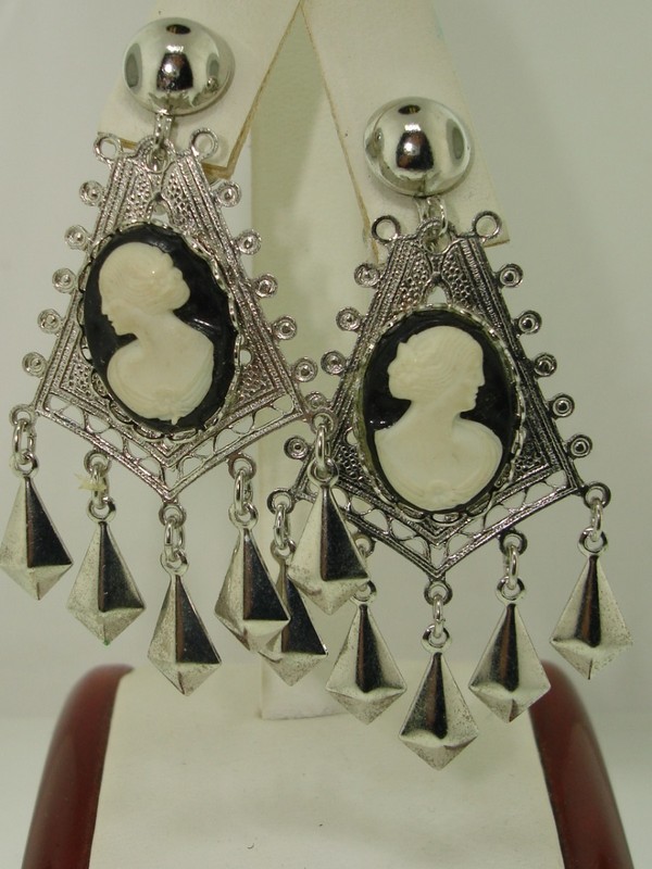 Vintage 1940s silver-tone lucite cameo dangle earrings