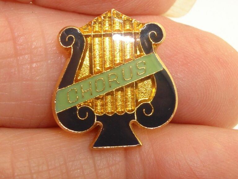 Vintage gold-tone enamel lyre chorus pin, 1940s