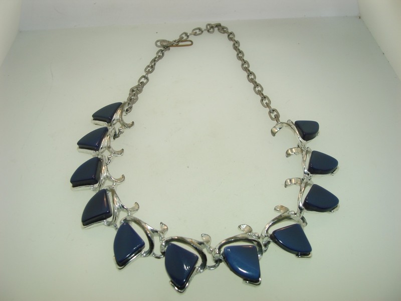 Vintage 1950s blue lucite choker necklace with silver-tone oval links