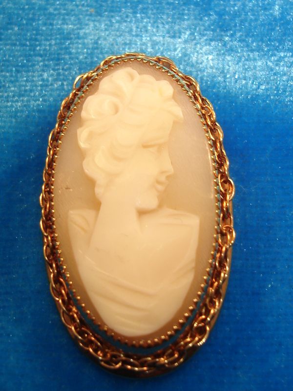 Vintage 1940s Catamore gold-filled carved shell cameo brooch