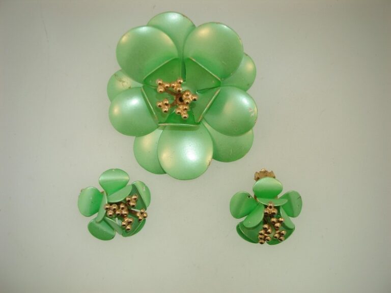 Vintage 1950s green enamel flower power pin and clip-on earrings set