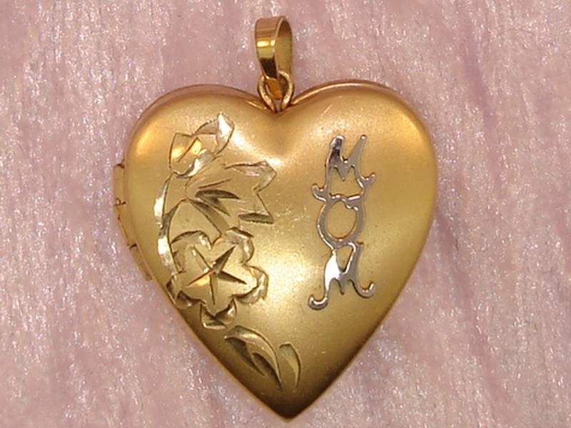 Vintage 14K Gold Filled 'MOM' Heart Locket with Double Picture Compartments