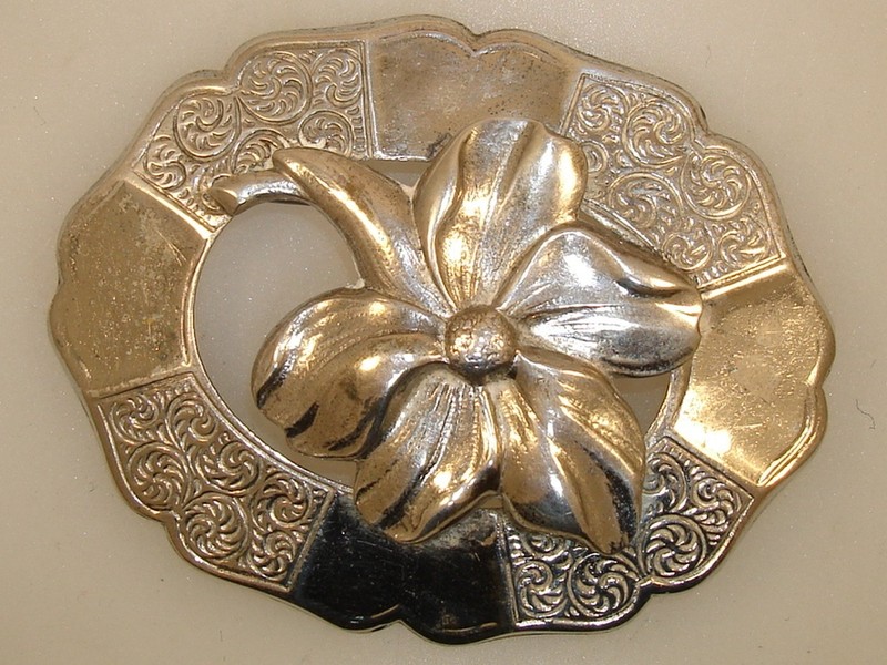 Vintage 1940s sterling silver floral brooch pin with etched swirls