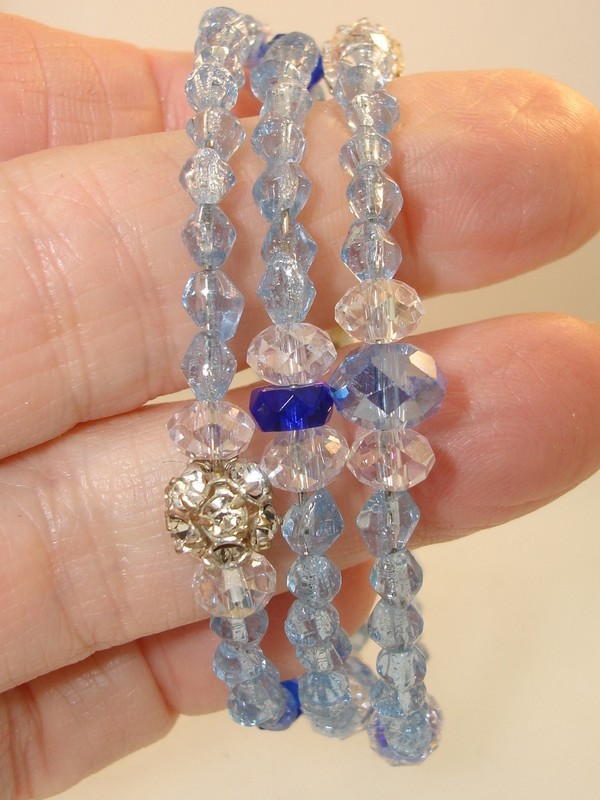 Vintage 1950s blue glass bead and rhinestone memory wire bracelet