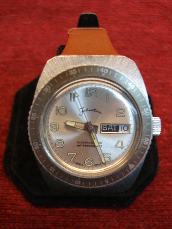 Vintage Swiss quartz wristwatch with functional timing bezel, new leather band