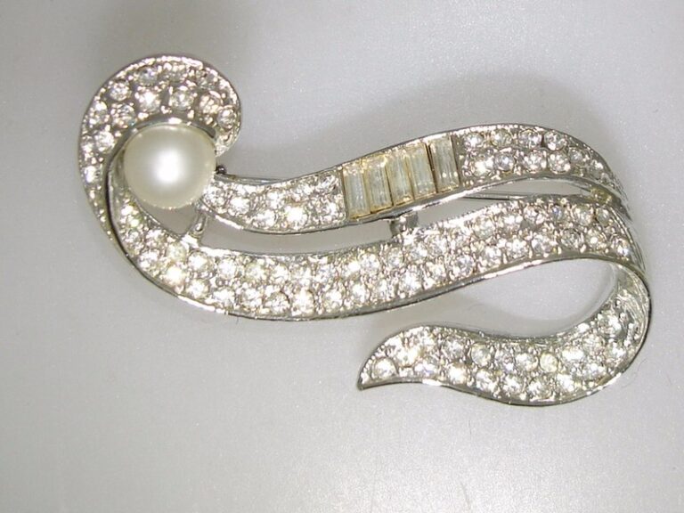 Vintage Weiss rhinestone and pearl swirl pin brooch