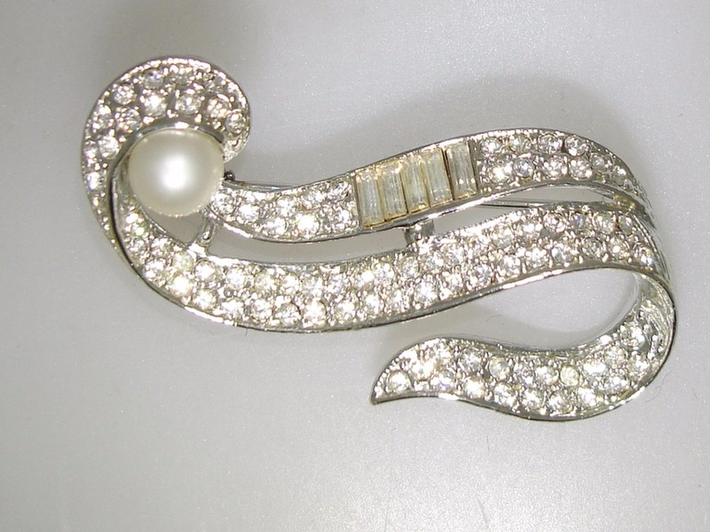 Vintage Weiss rhinestone and pearl swirl pin brooch