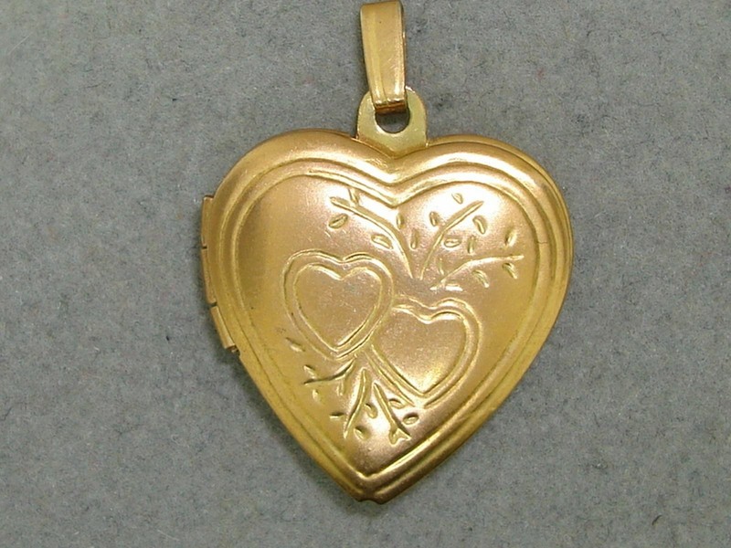 Vintage 14K gold filled locket with etched double hearts design, holds two pictures